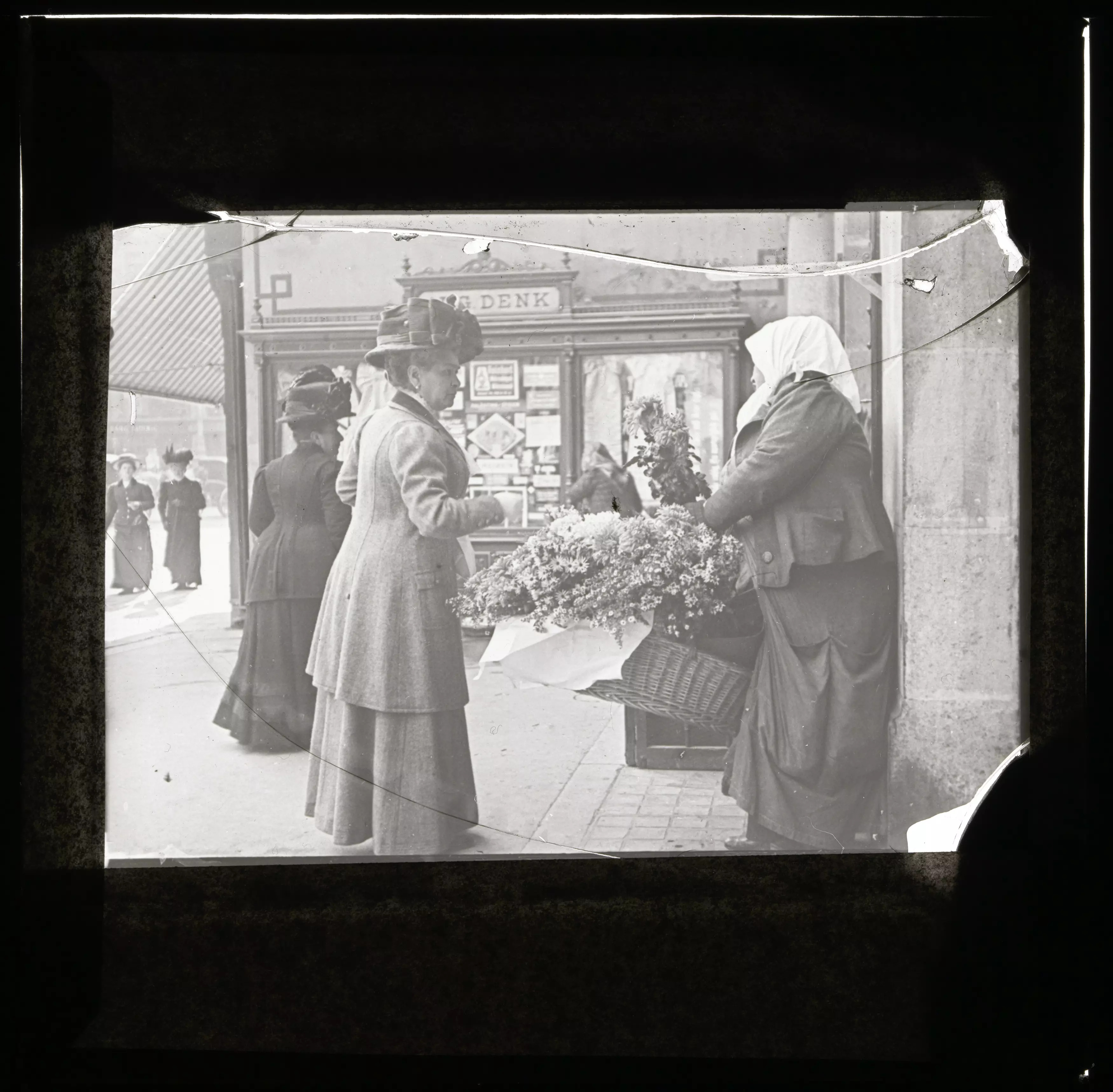 Frau Im Gespr Ch Mit Einer Blumenh Ndlerin Wien Museum Online Sammlung