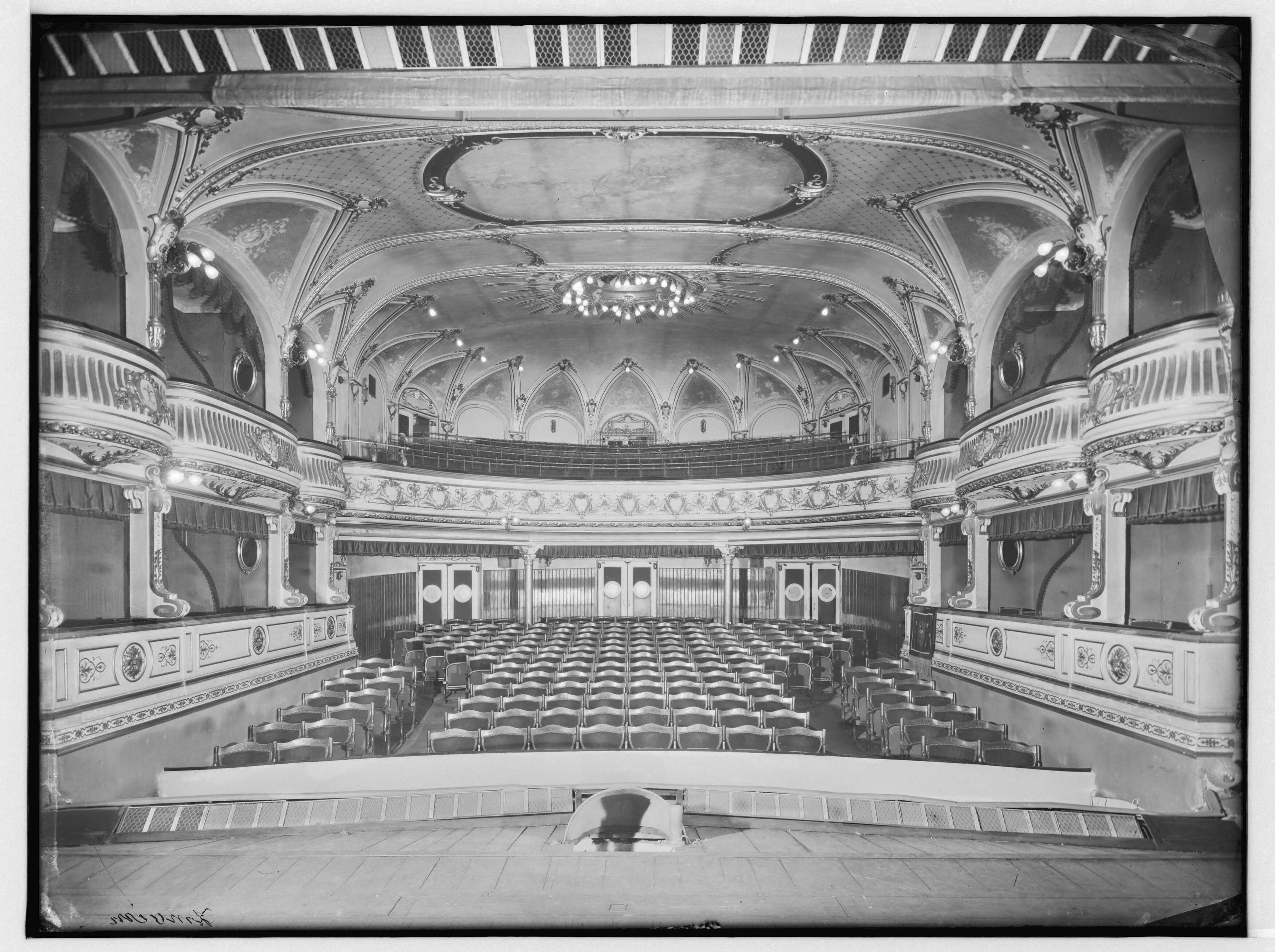Stadttheater in Znaim, Zuschauerraum – Wien Museum Online Sammlung