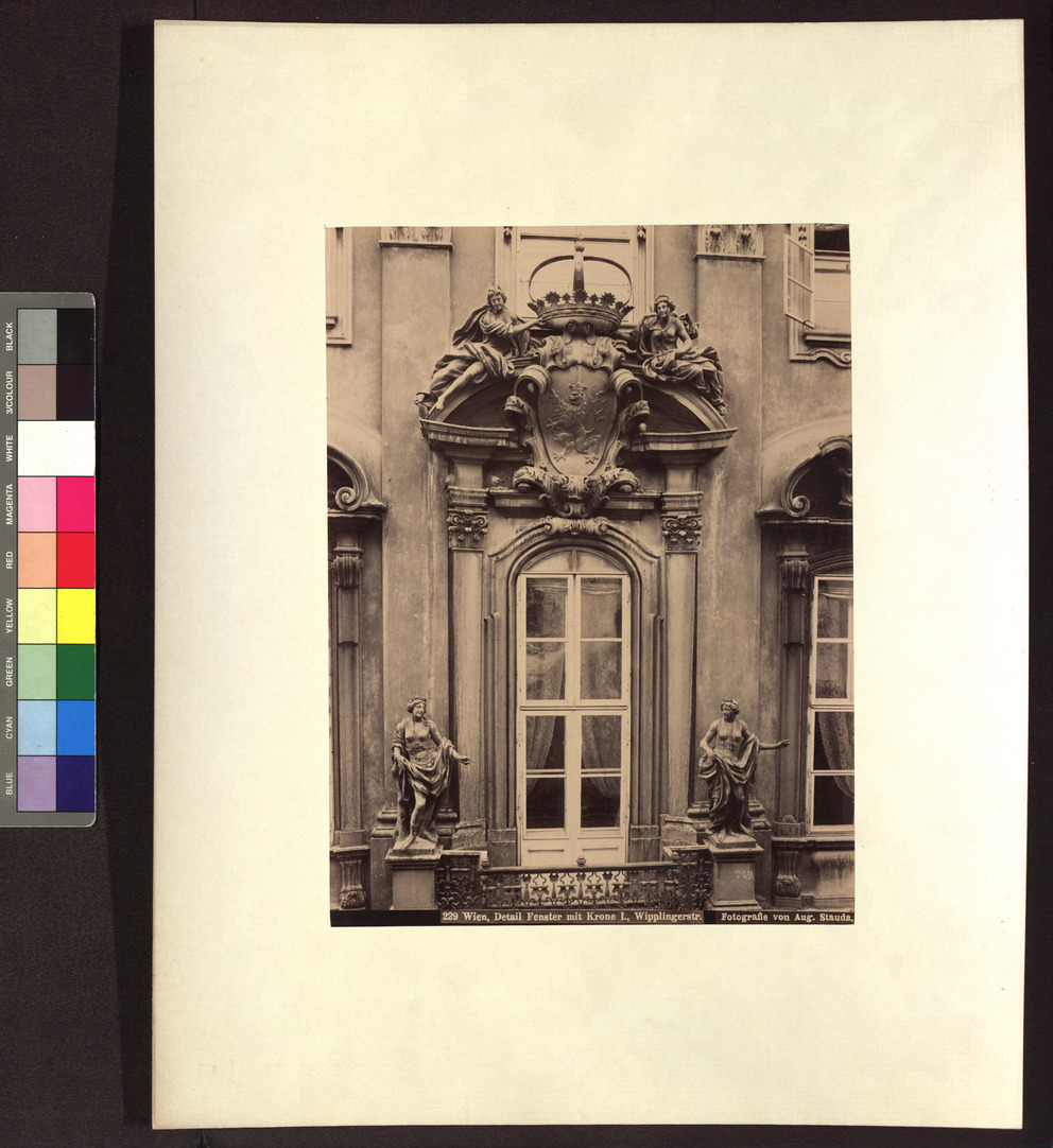 1., Wipplingerstraße 6-8 - Altes Rathaus - Fassadendetail: Fenster mit Krone  – Wien Museum Online Sammlung