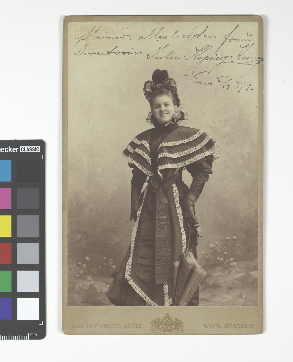 Julie KopacsyKarczag (geb. Kopacsy, 18671957), Opernsängerin (mit