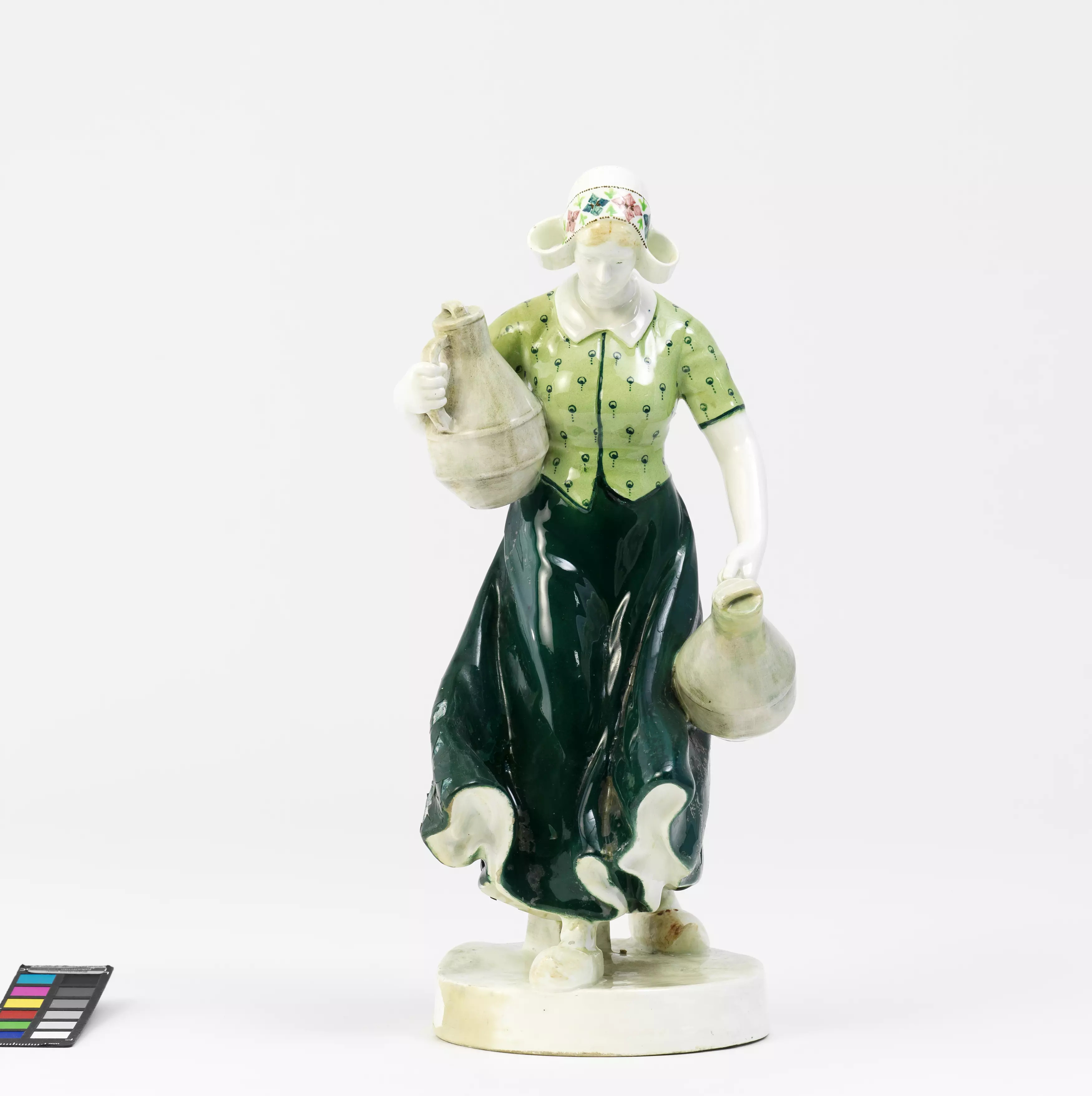 FADEDA Krippenfigur Magd Mit Zwei Krügen - Handbemalte Weihnachtsdekoration 11 Cm