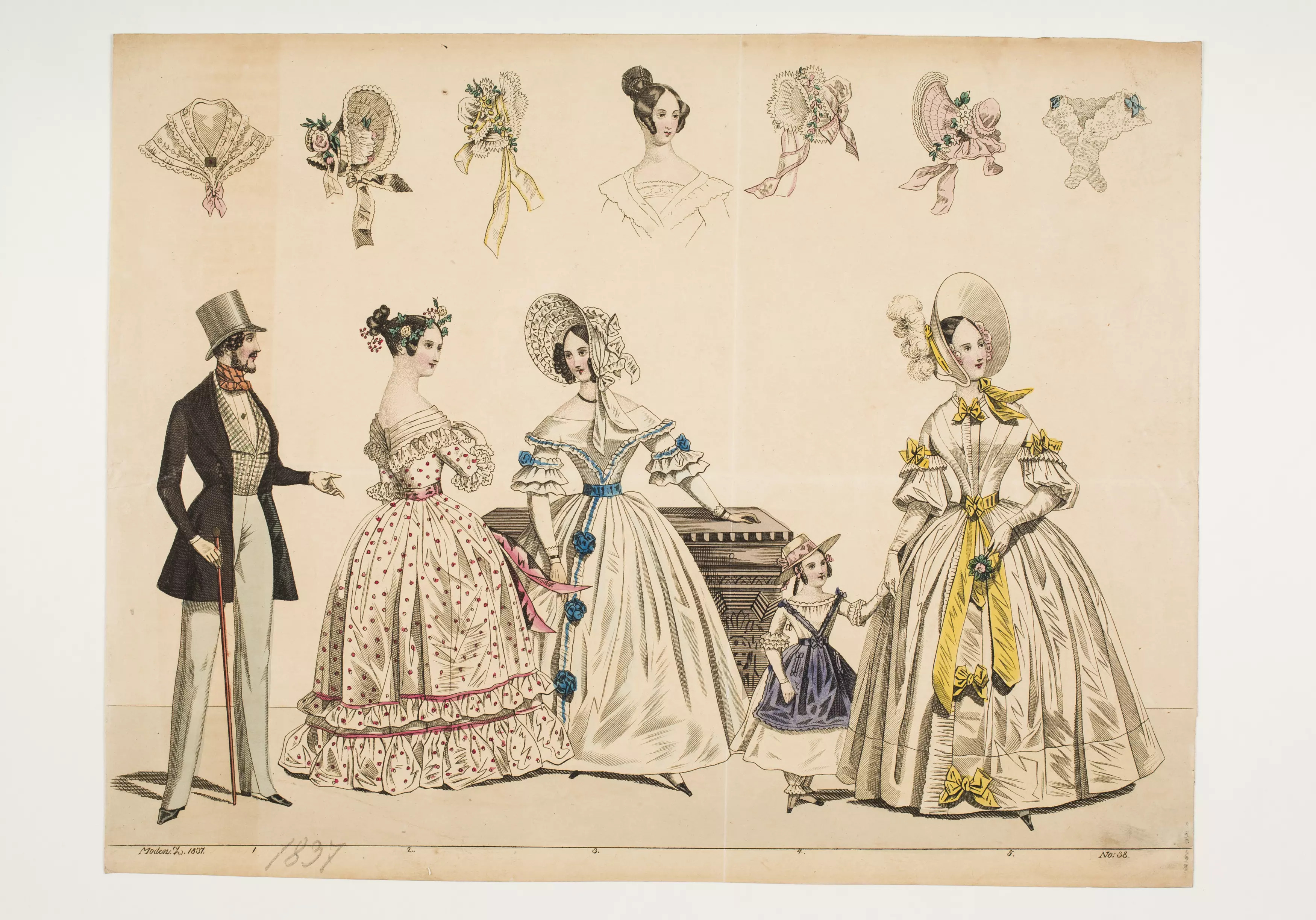 Modebild: Fünf Figuren, Damen-, Herren- und Kindermoden, Frisuren, Hüte ...