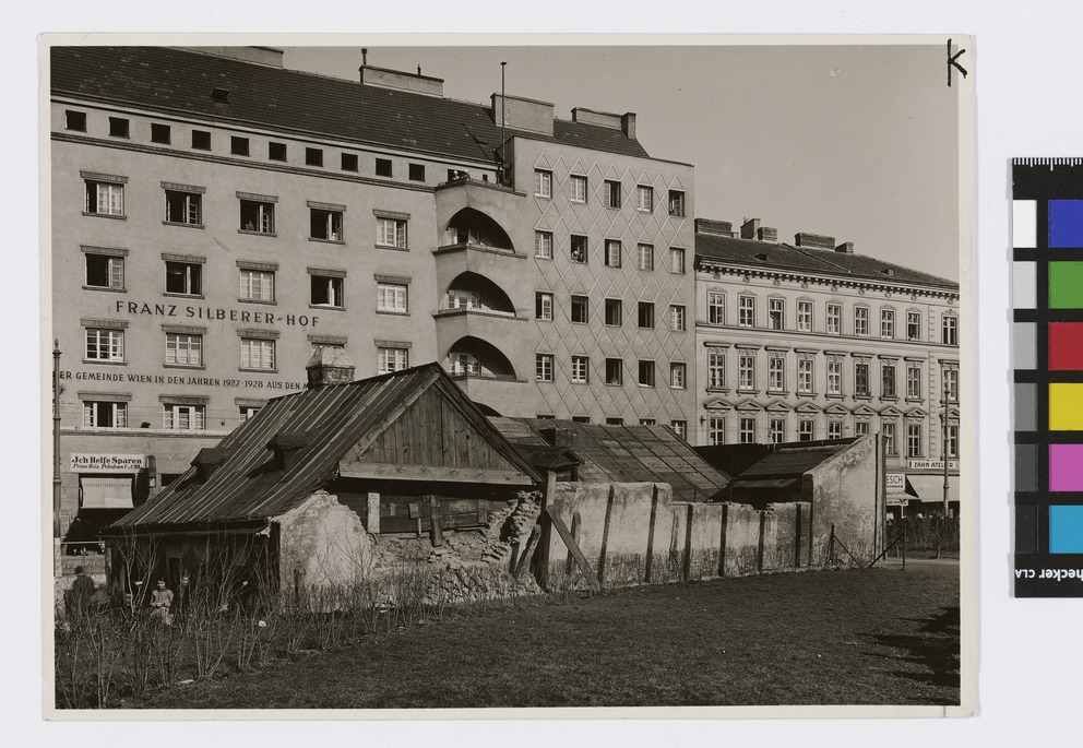 3., KardinalNaglPlatz 14 FranzSilbererHof im Vordergrund