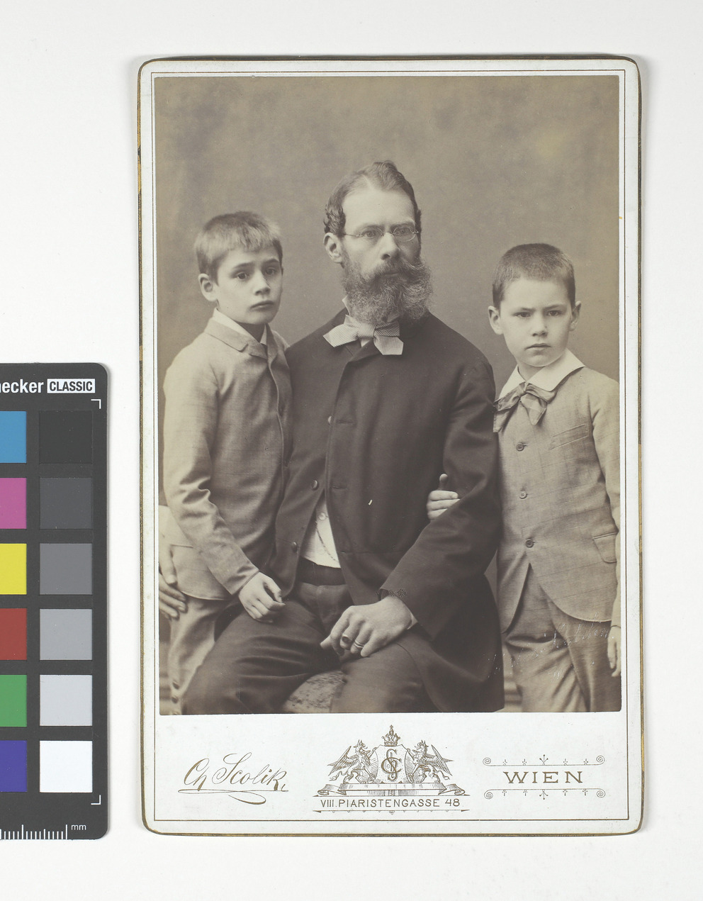 Victor Luntz (18401903), Architekt, mit seinen Söhnen Otto und Ivo