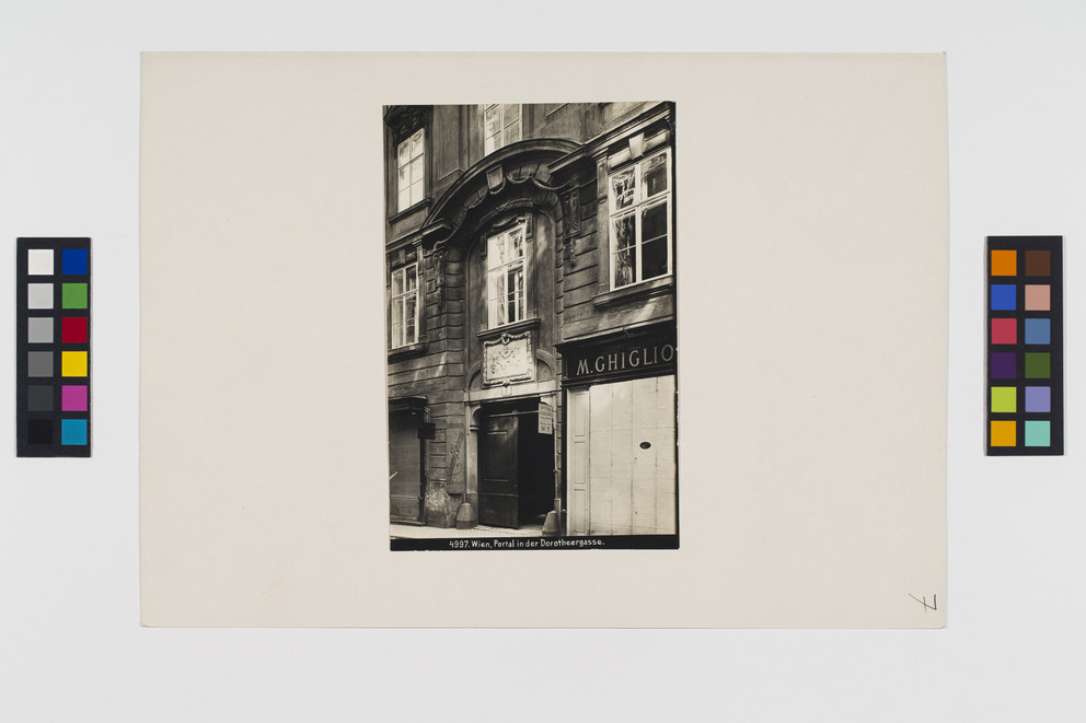 1., Dorotheergasse 7 Fassadendetail Portal StuckFenster Wien